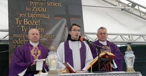 2 listopada przede wszystkim modlimy się za zmarłych i wspominamy tych, którzy odeszli.