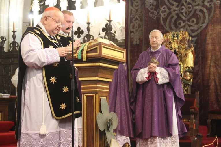 Msza św. i procesja żałobna w katedrze na Wawelu