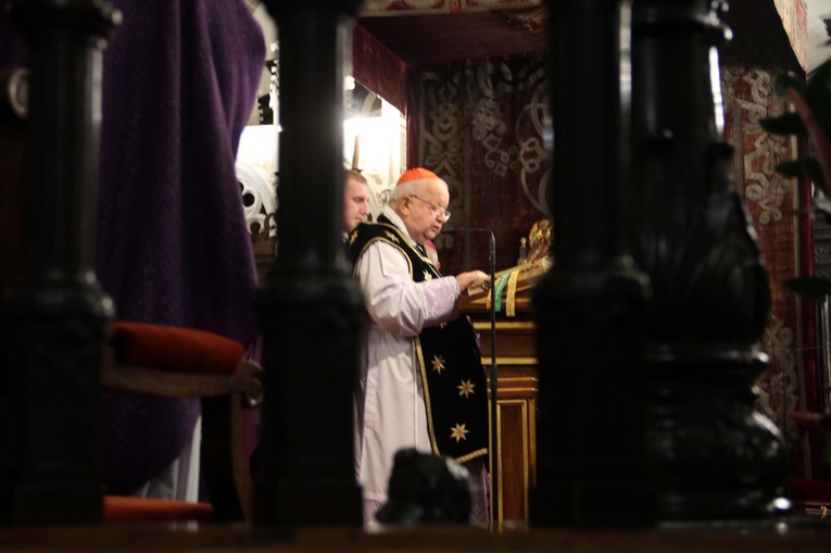 Msza św. i procesja żałobna w katedrze na Wawelu