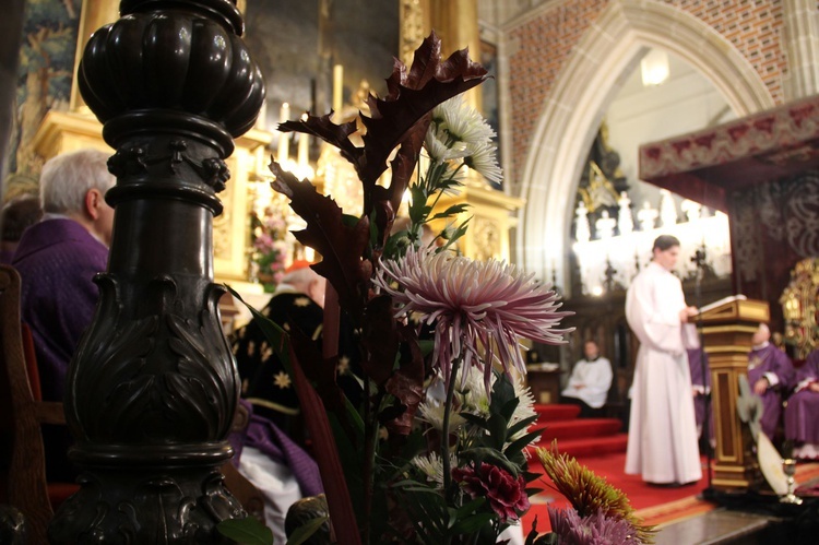 Msza św. i procesja żałobna w katedrze na Wawelu