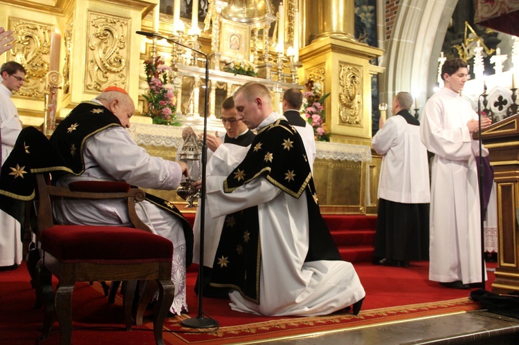 Msza św. i procesja żałobna w katedrze na Wawelu