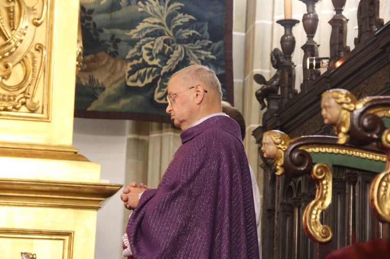 Msza św. i procesja żałobna w katedrze na Wawelu