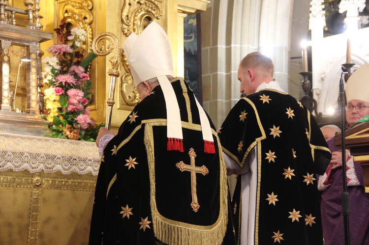 Msza św. i procesja żałobna w katedrze na Wawelu