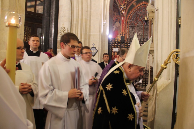 Msza św. i procesja żałobna w katedrze na Wawelu