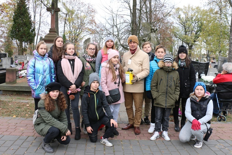 Ze Sławomirem Adamcem uczniowie PSP nr 32 w Radomiu.