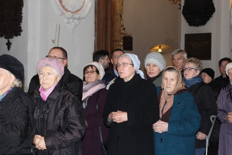 Za buskupa i zmarłych wiernych modlili się takze wierni i siostry zakonne. 