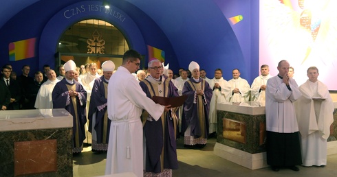 Katowice. Za zmarłych biskupów modlił się abp Skworc