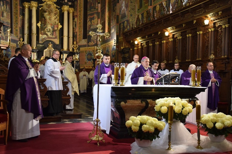 Modlitwa za zmarłych biskupów i kapłanów