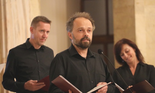 W ramach TKCh zaśpiewał też zespół Bi-Bi Singers.