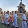 Poświęcenie odnowionych stacji Drogi Krzyżowej.