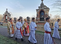 Poświęcenie odnowionych stacji Drogi Krzyżowej.