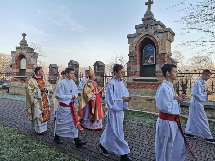 Poświęcenie odnowionych stacji Drogi Krzyżowej.