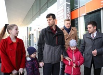 Rosjanin Denis Lisow z dziećmi dziękuje polskim władzom za pomoc