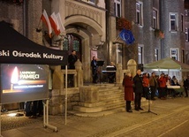 Imiona i nazwiska zmarłych oraz krótki biogram pojawiał się na telebimie.