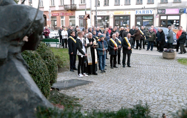 Przed figurą Maryi Matki Życia uczestnicy męskiej modlitwy odmówili chwalebne tajemnice Różańca.