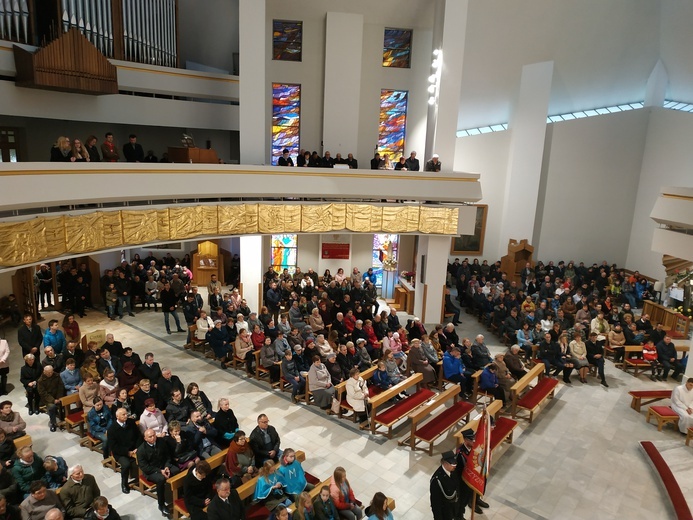 Tablica ks. Muszyńskiego w Moszczenicy