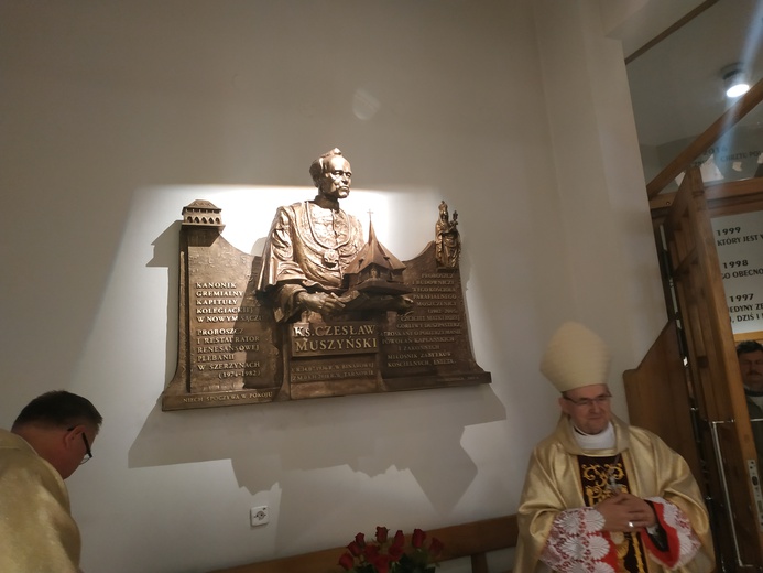 Tablica ks. Muszyńskiego w Moszczenicy