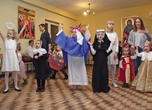 Na koszalińskim balu tańczyły trzy Matki Boże, trzy św. Faustyny i mnóstwo aniołów.