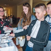 	Pojemniki w kościele i szkole szybko zapełniły się środkami opatrunkowymi. 