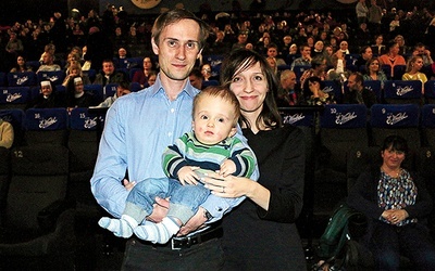 Alicja, Michał Zyznarscy wraz ze swoim synem Tomaszem dali piękne i wzruszające świadectwo pro-life przed seansem.
