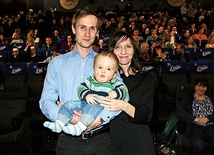 Alicja, Michał Zyznarscy wraz ze swoim synem Tomaszem dali piękne i wzruszające świadectwo pro-life przed seansem.