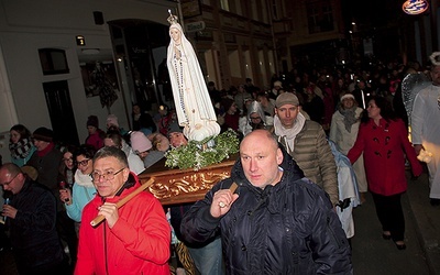 Niesiono figurę Maryi z kościoła pw. NMP Królowej Polski.