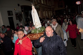 Niesiono figurę Maryi z kościoła pw. NMP Królowej Polski.