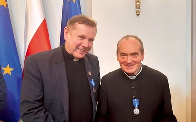 Uhonorowany proboszcz z Legnicy (po lewej). Obok ks. Stanisław Małkowski z Warszawy.