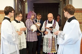 Po obrzędach w przedsionku nastąpiło wprowadzenie dziewczynki do świątyni. 