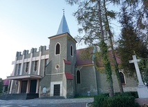 Po rozbudowie kościół ma kształt litery L.