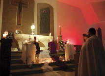 Modlitwa przed relikwiami w kościele pw. św. Brata Alberta w Gdańsku- -Przymorzu.