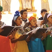 Muzycy z równą swobodą śpiewają w indiańskich narzeczach,  jak i po łacinie.