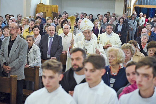 Bp Salaterski poświęca odnowioną świątynię pw. Ducha Świętego.