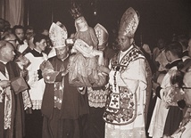 Uroczystość koronacyjna w Limanowej. Biskupi z kard. K. Wojtyłą niosą ukoronowaną limanowską Pietę.