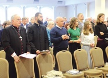 Obrady rozpoczęło nabożeństwo biblijne.