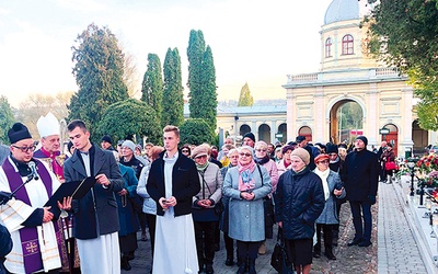 Na cieszyńskiej nekropolii.