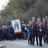 W drodze do kościoła pw. św. Jadwigi.