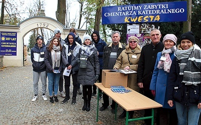 Zbiórka na cmentarzu katedralnym w Sandomierzu.