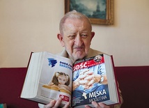 Tadeusz Starzomski prezentuje oprawiony ostatni rocznik tygodnika.