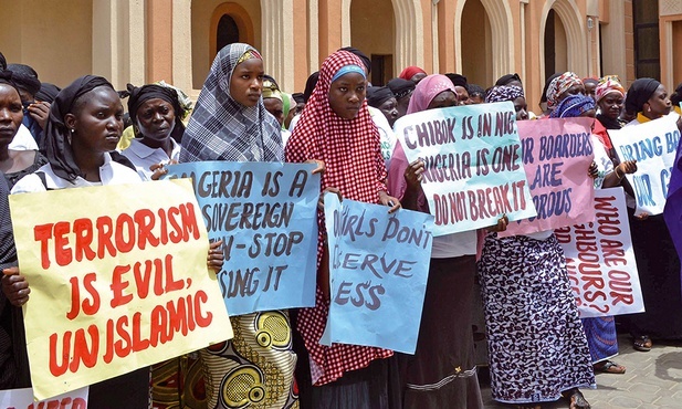 Nigeryjczycy, chrześcijanie i muzułmanie protestujący wspólnie przeciwko przemocy w mieście Bauchi.