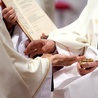 Celibat duchownych jest wielką wartością Kościoła katolickiego, ale nie jest dogmatem. Kościół może święcić też żonatych.