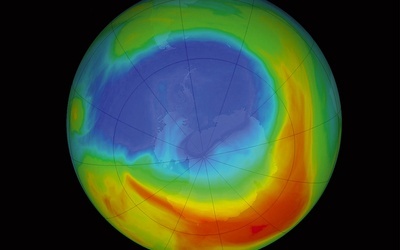 Najgroźniejsze dziury ozonowe tworzyły się w okolicach biegunów. Od kilkunastu lat obserwuje się powolny wzrost stężenia ozonu i zmniejszenie się dziury ozonowej.