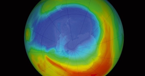 Najgroźniejsze dziury ozonowe tworzyły się w okolicach biegunów. Od kilkunastu lat obserwuje się powolny wzrost stężenia ozonu i zmniejszenie się dziury ozonowej.