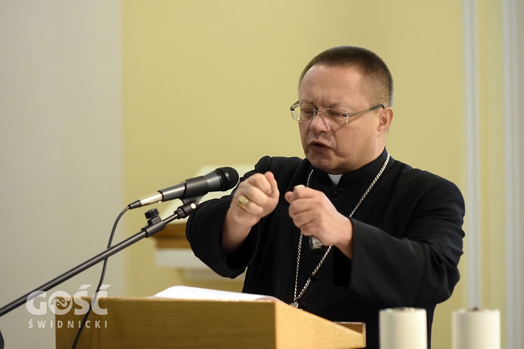 Abp Ryś w czasie głoszenia konferencji w ząbkowickiej kaplicy.