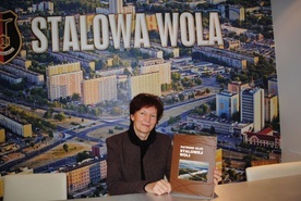 Stalowa Wola, Urząd Miasta. Krystyna Wojniak, inspektor ds. kultury z Wydziału Promocji prezentuje książkę.