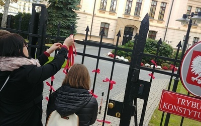 Czerwone wstążki na płocie Trybunału Konstytucyjnego. Symbolizują zabite dzieci