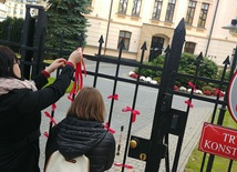Czerwone wstążki na płocie Trybunału Konstytucyjnego. Symbolizują zabite dzieci