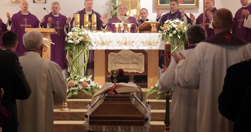 Msza św. pogrzebowa odbyła się w kościele parafialnym pw. św. Karola Boromeusza w Wejherowie.