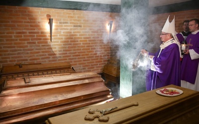 Po Eucharystii metropolita gdański przewodniczył modlitwie w Krypcie Biskupów Gdańskich.