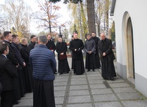 Wspólnota seminaryjna z bp. Piotrem Turzyńskim przy kaplicy, gdzie zostali pochowani biskupi Edward Materski i Stefan Siczek. Z prawej ks. Jarosław Wojtkun.